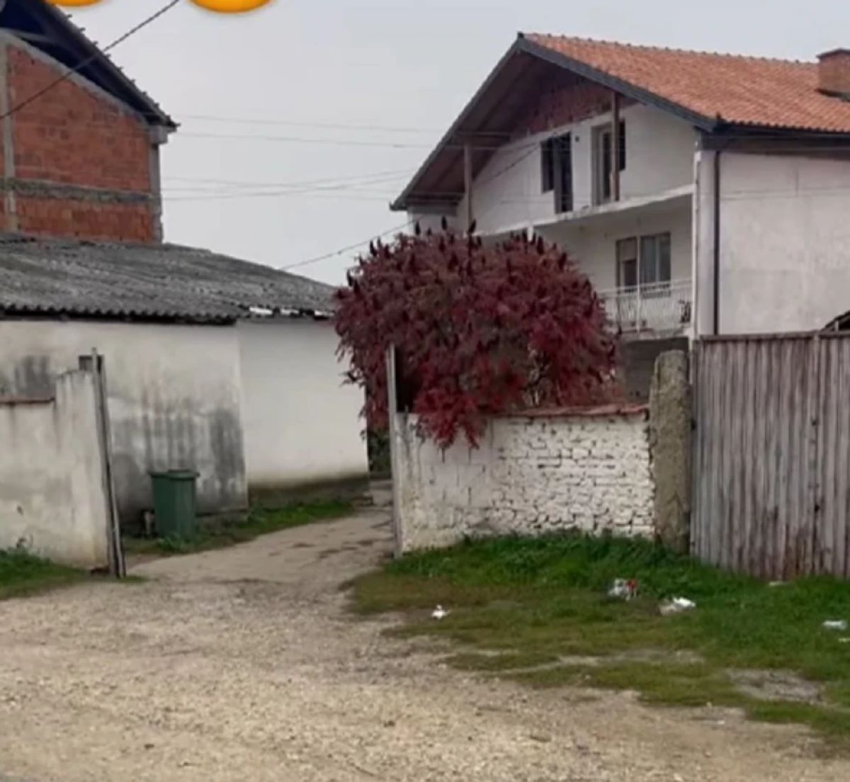 U ovoj trošnoj kući je nekada živela naša pevačica: Danas uživa u luksuzu, a ovde je provela detinjstvo