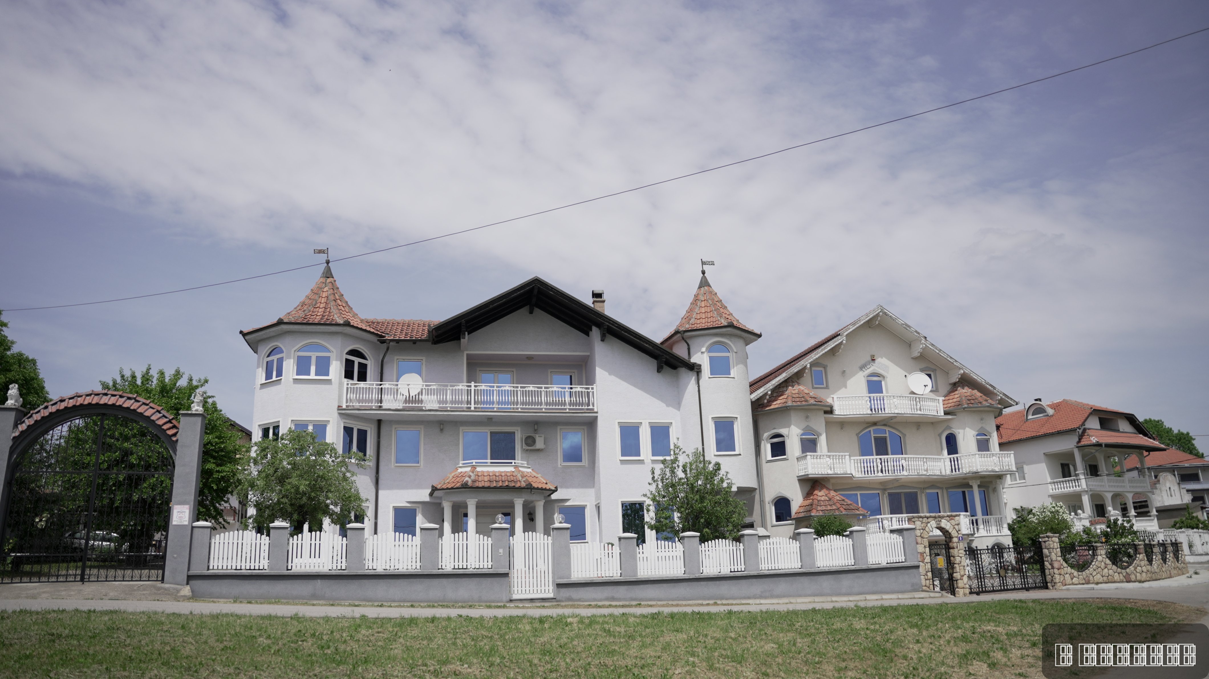 Ovo selo je najbogatije mesto u Srbiji: Fasade su u zlatu i mermeru, kuće imaju po 5 kupatila i 10 soba