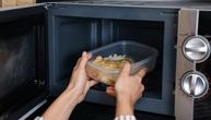 Da li smete da podgrevate hranu u plastičnoj posudi? Jedan detalj na dnu ambalaže otkriva sve
