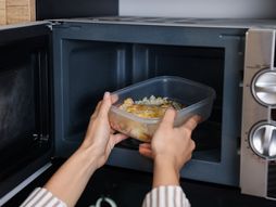 Plastična posuda u mikrotalasnoj peći