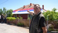 Meštanin sela Nepričava razvukao sprsku trobojku preko krova kuće jer se konačno rešava problem sa vodom