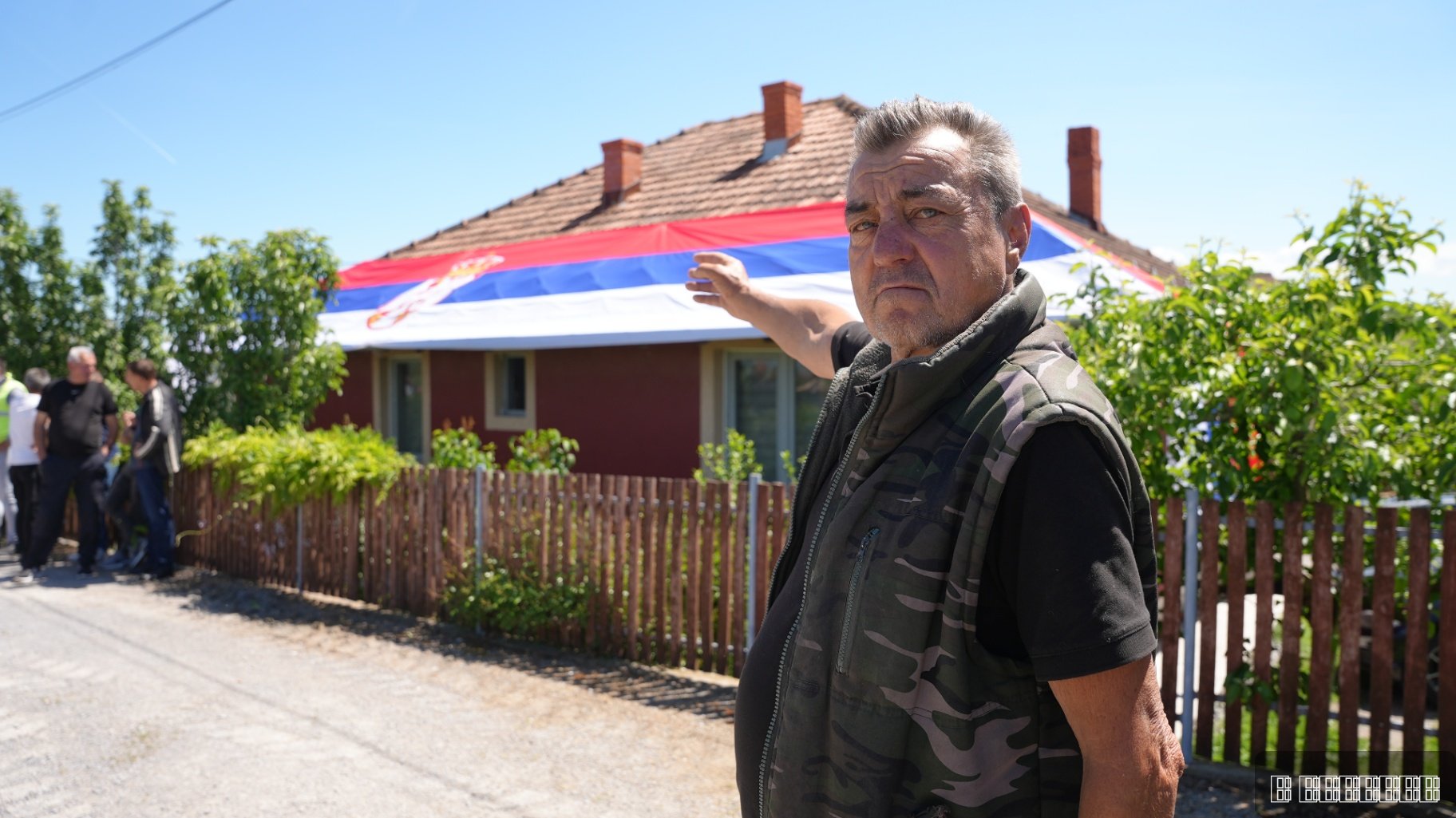 Meštanin sela Nepričava razvukao sprsku trobojku preko krova kuće jer se konačno rešava problem sa vodom