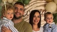 Slika koja topi srca: Veljko i Bogdana pozirali na proslavi rođendana malog Isaije, dečaci u istim košuljama