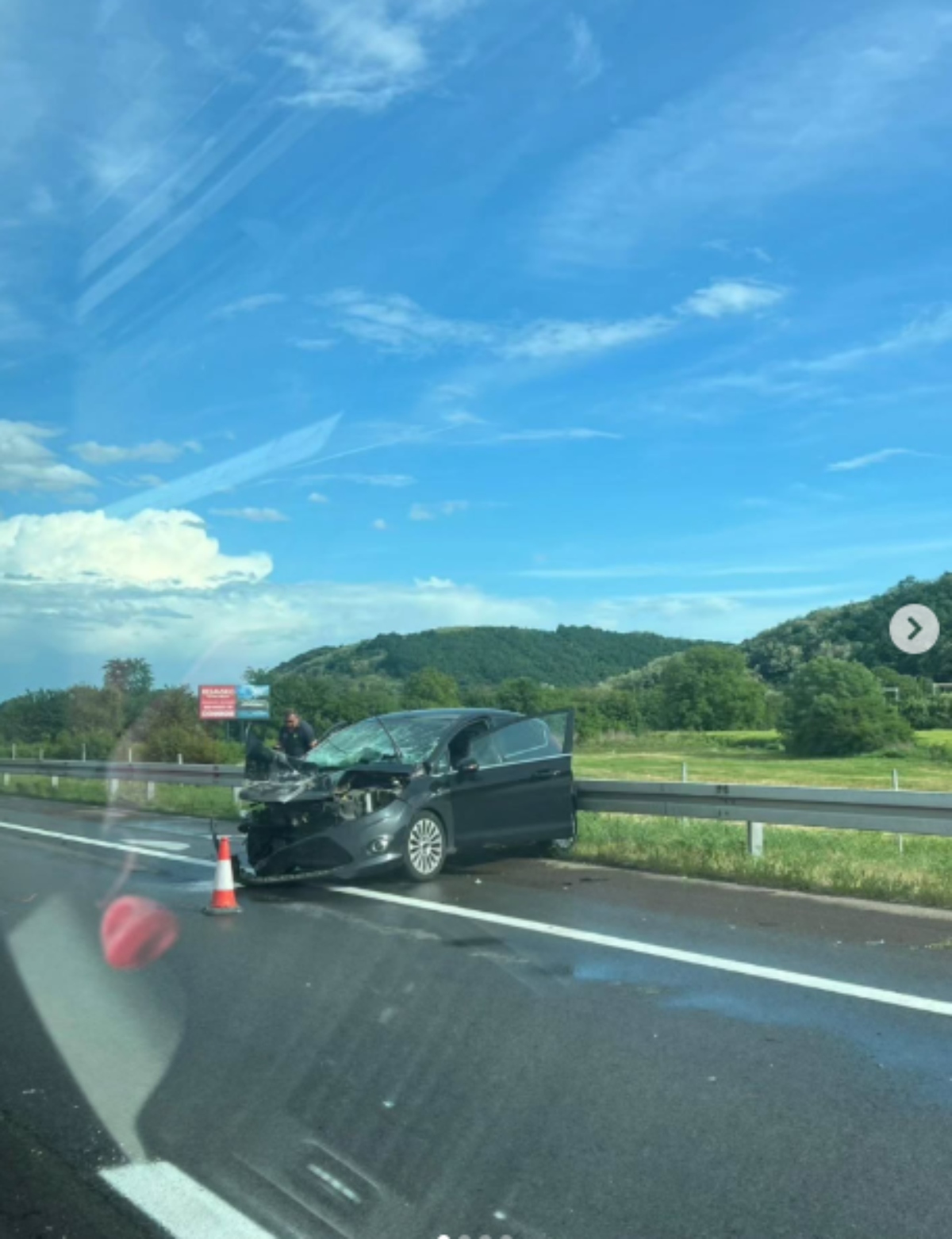 Udes na auto-putu ka Nišu: Prednja strana auta skroz uništena, stvaraju se zastoji