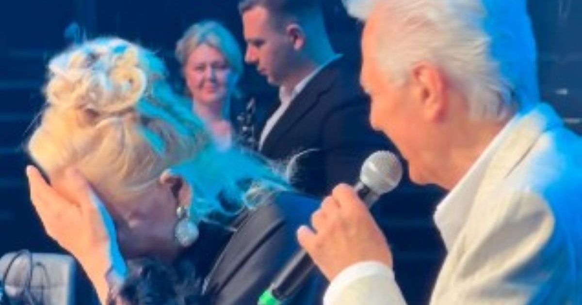 Vesna Zmijanac na ivici suza zbog reči Miroslava Ilića na koncertu u Areni: 