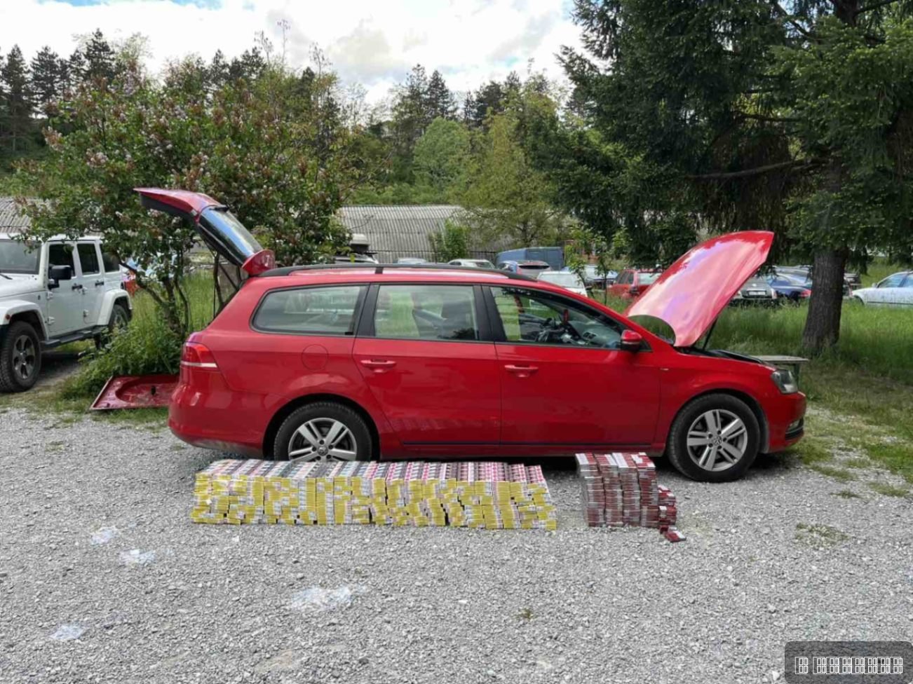 Mladić iz Novog Pazara u automobilu sa beogradskim tablicama krio dva tajna bunkera puna duvana (FOTO)