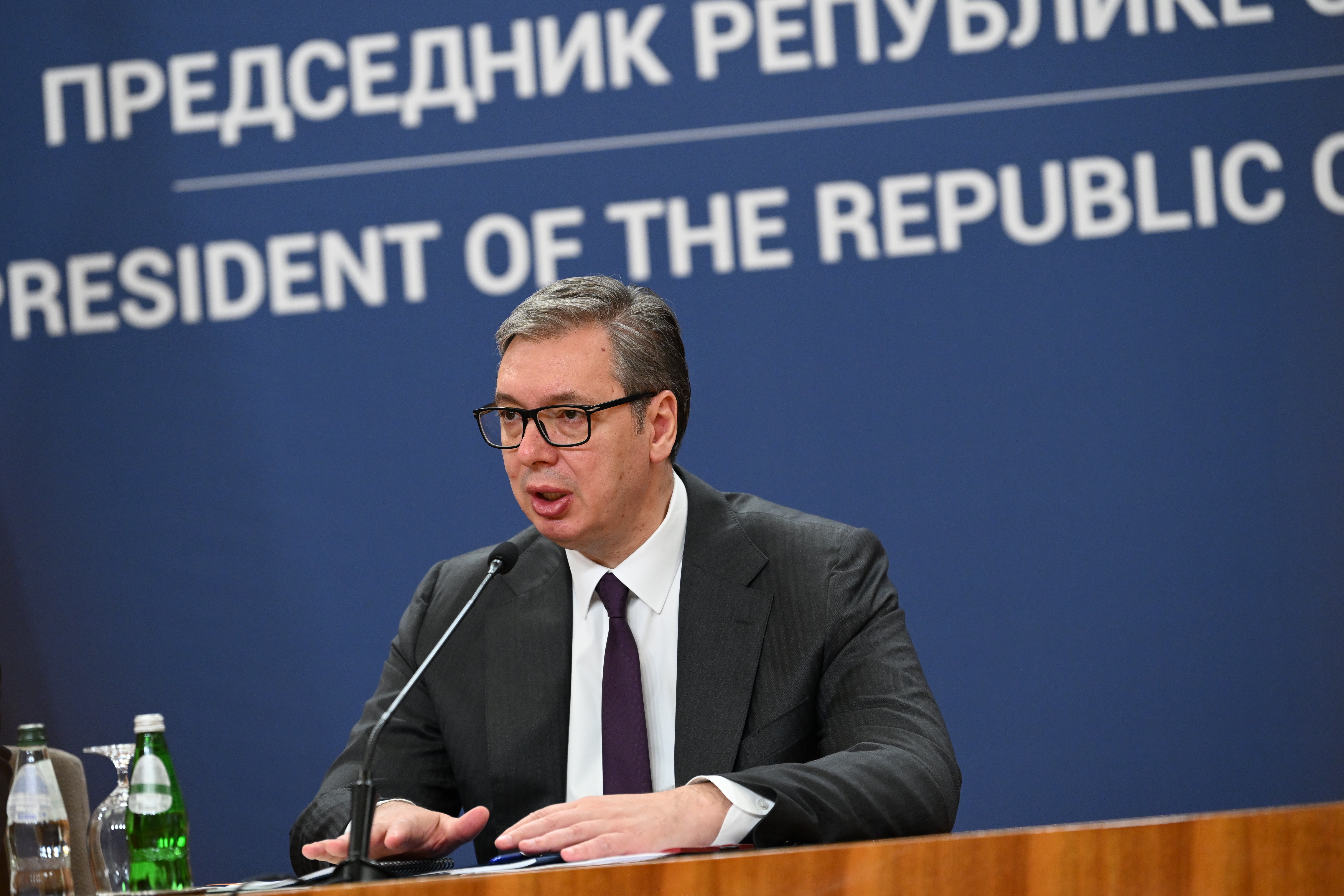 "Laži širi Kavački klan": Vučić demantovao da je  njegov brat vlasnik restorana na Senjaku