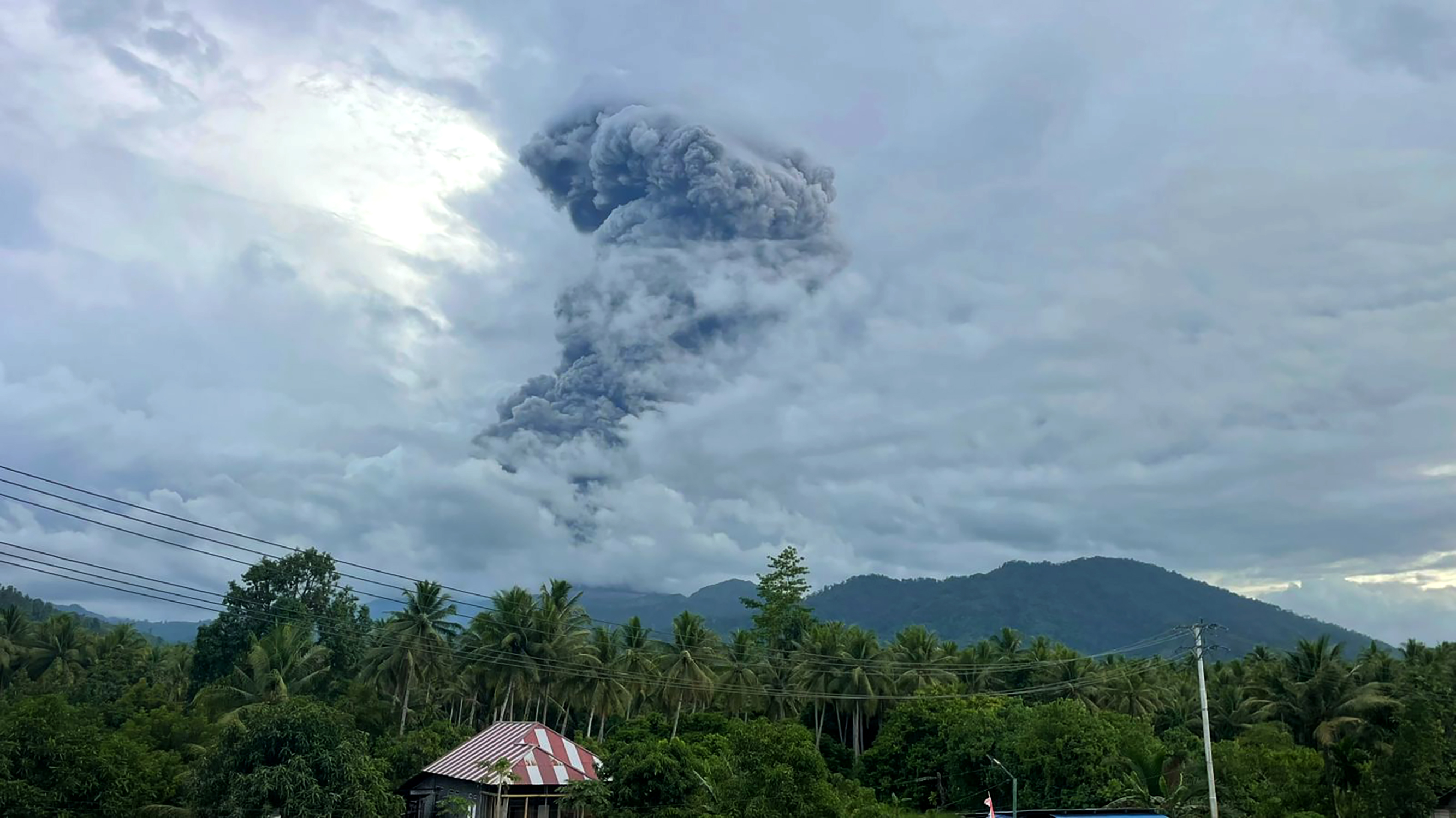 Moćni vulkan ponovo eruptirao, kruži neverovatan snimak