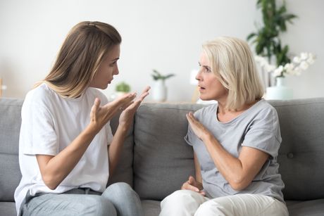žena, devojka, svekrva, snajka, mlada žena, mother-in-law, talk, pričaju, svađa, rasprava