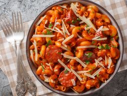 pasta, kobasica, paradajz