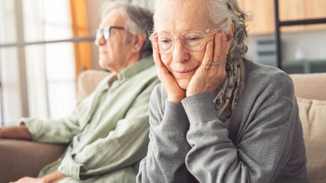 old sad couple, stariji par, muškarac, žena, baka, deka, sedi ljudi, tužni, tuga,