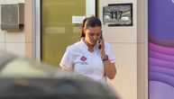 Paparaco! Uhvatili smo ženu Slobe Vasića u jeku drame ispred privatne klinike - evo šta je radila