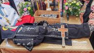 Mošti Svetog Zosima pripremljene za novo ruho: Sutra će vernicima u Tumanu biti podeljeni delovi odežde sveca