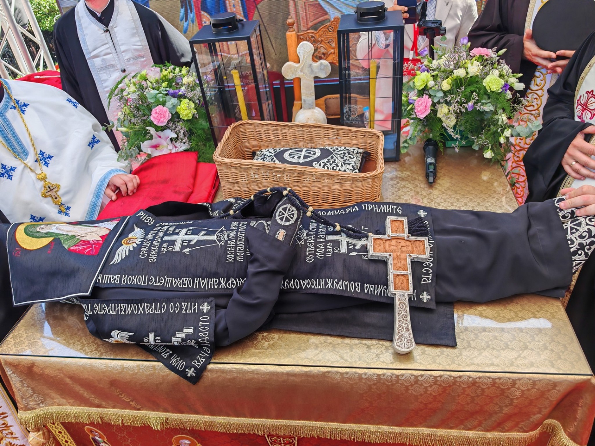 Mošti Svetog Zosima pripremljene za novo ruho: Sutra će vernicima u Tumanu biti podeljeni delovi odežde sveca
