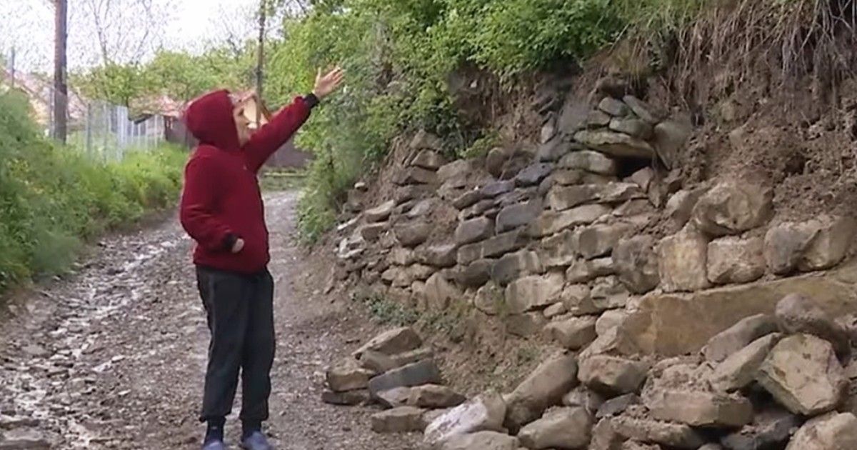 RESIDENTS IN LOPATARI FEAR: A 150-YEAR-OLD CEMETERY THREATENS HOMES: "IF THE WALL COLLAPSES, THE DEAD WILL FALL"
