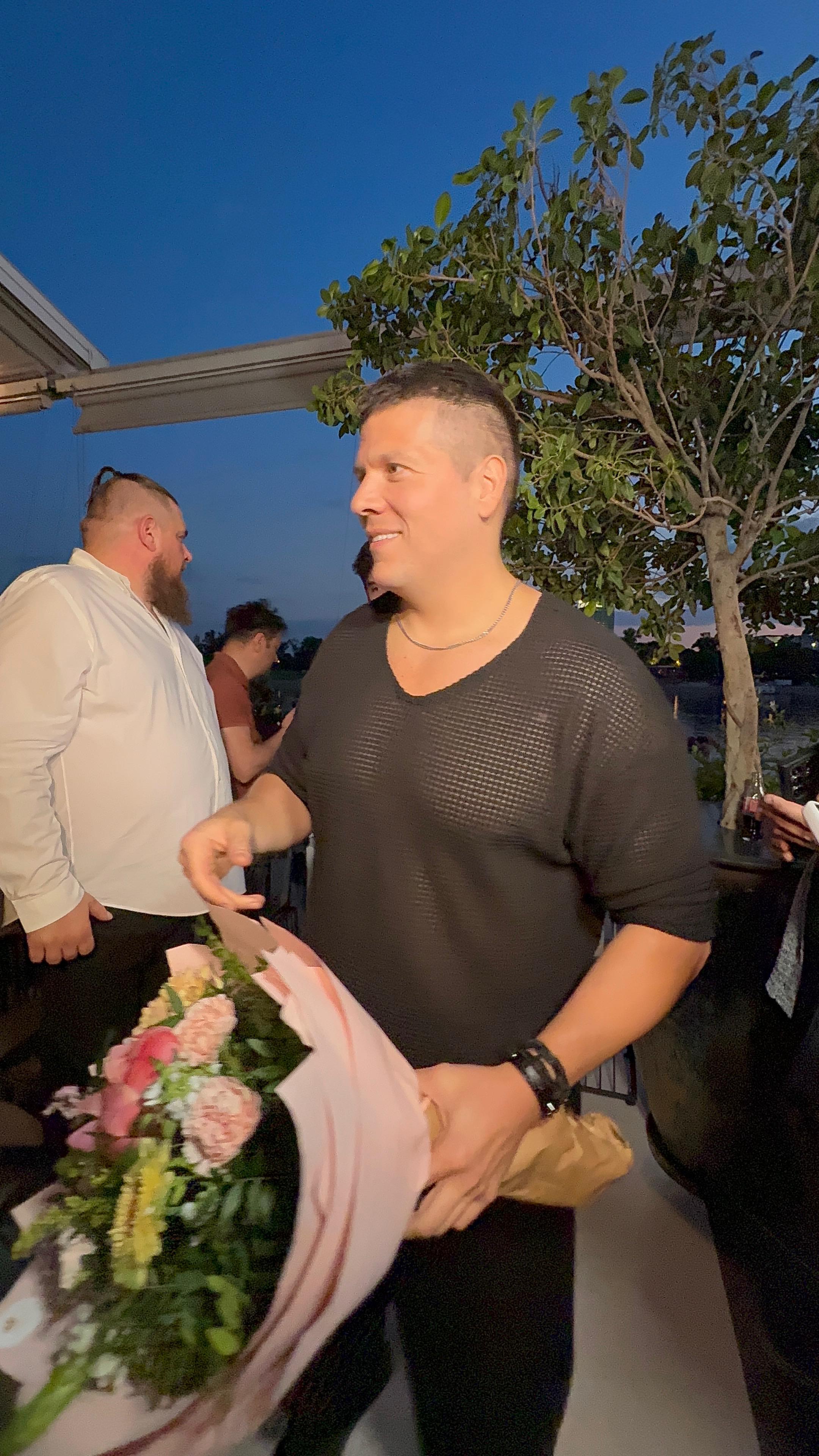 "Gde si pošao takav?" Sloba u providnoj majici stigao na slavlje, napucao mišiće! Jelena ga ovako "sasekla"