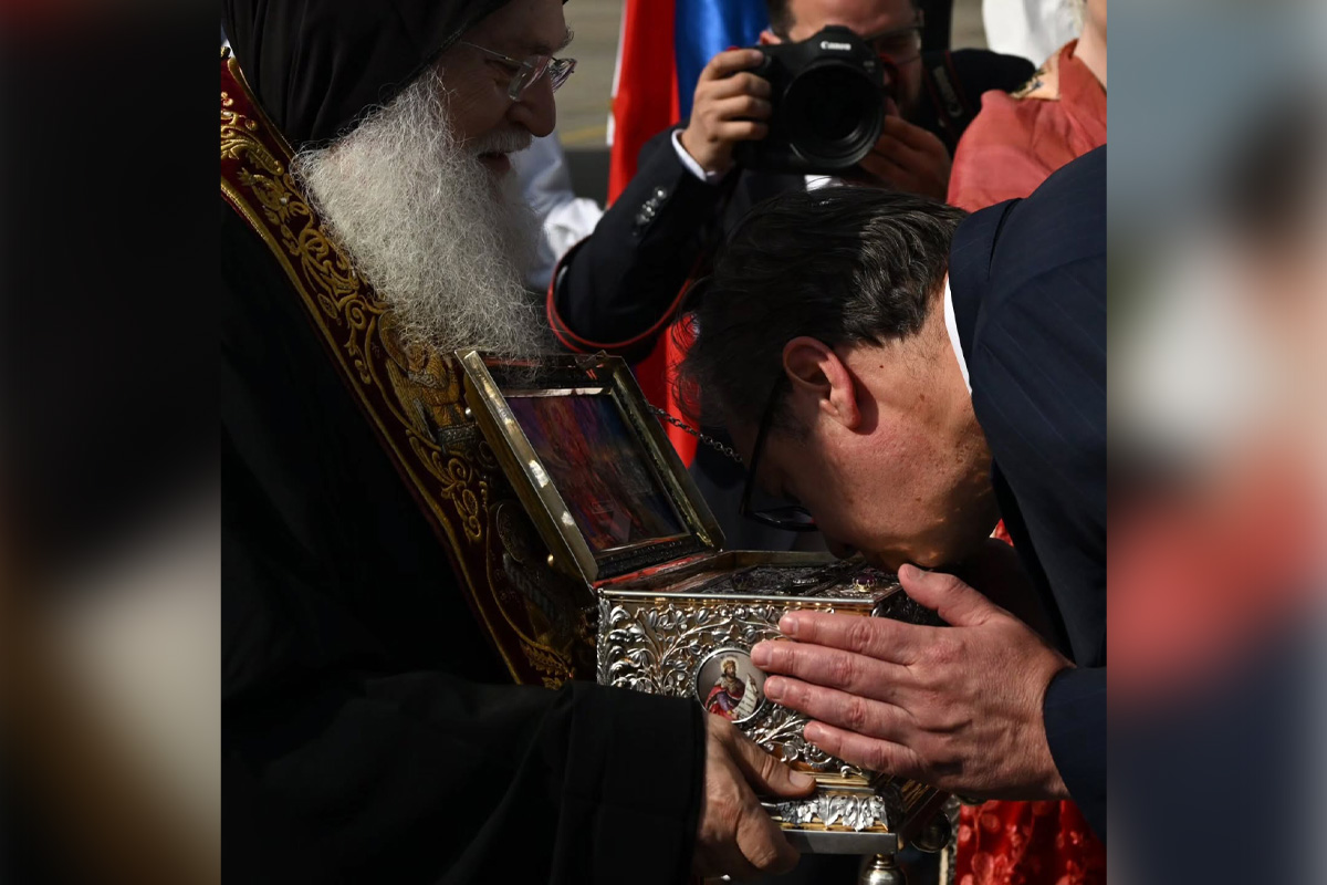 President Vucic welcomes Theotokos relic at Belgrade airport