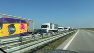 Kilometarska kolona na auto-putu, slike gužve su stravične! Sve STALO zbog prevrtanja kamiona kod Novog Sada