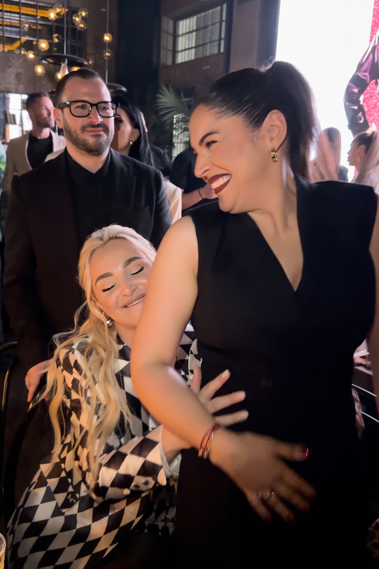 Fešta kod Kaće Grujić! Nadica odrešila kesu, kiti muzičare evrima, Maja zamešala sa njom! Zavirite na proslavu