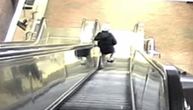 UZNEMIRUJUĆI SNIMAK Silazio niz pokretne stepenice, usledio HOROR koji ga je odveo u smrt