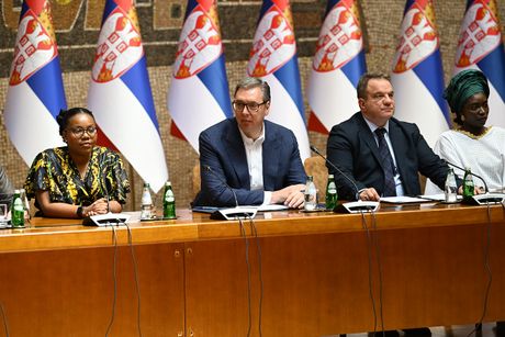Aleksandar Vučić, studentskinja iz angole