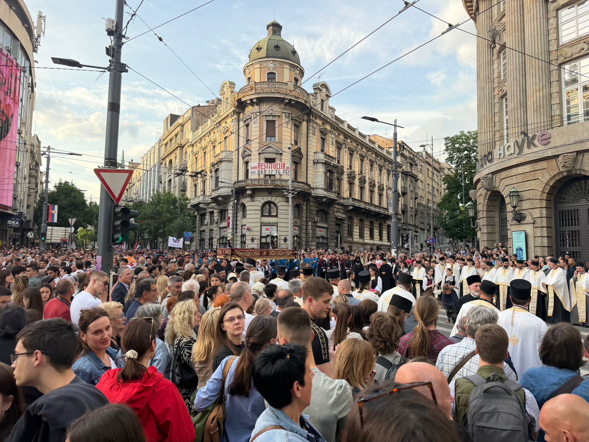 Veličanstvena litija u centru Beograda: Hiljade vernika, sveštenstvo i vojska na ulicama prestonice