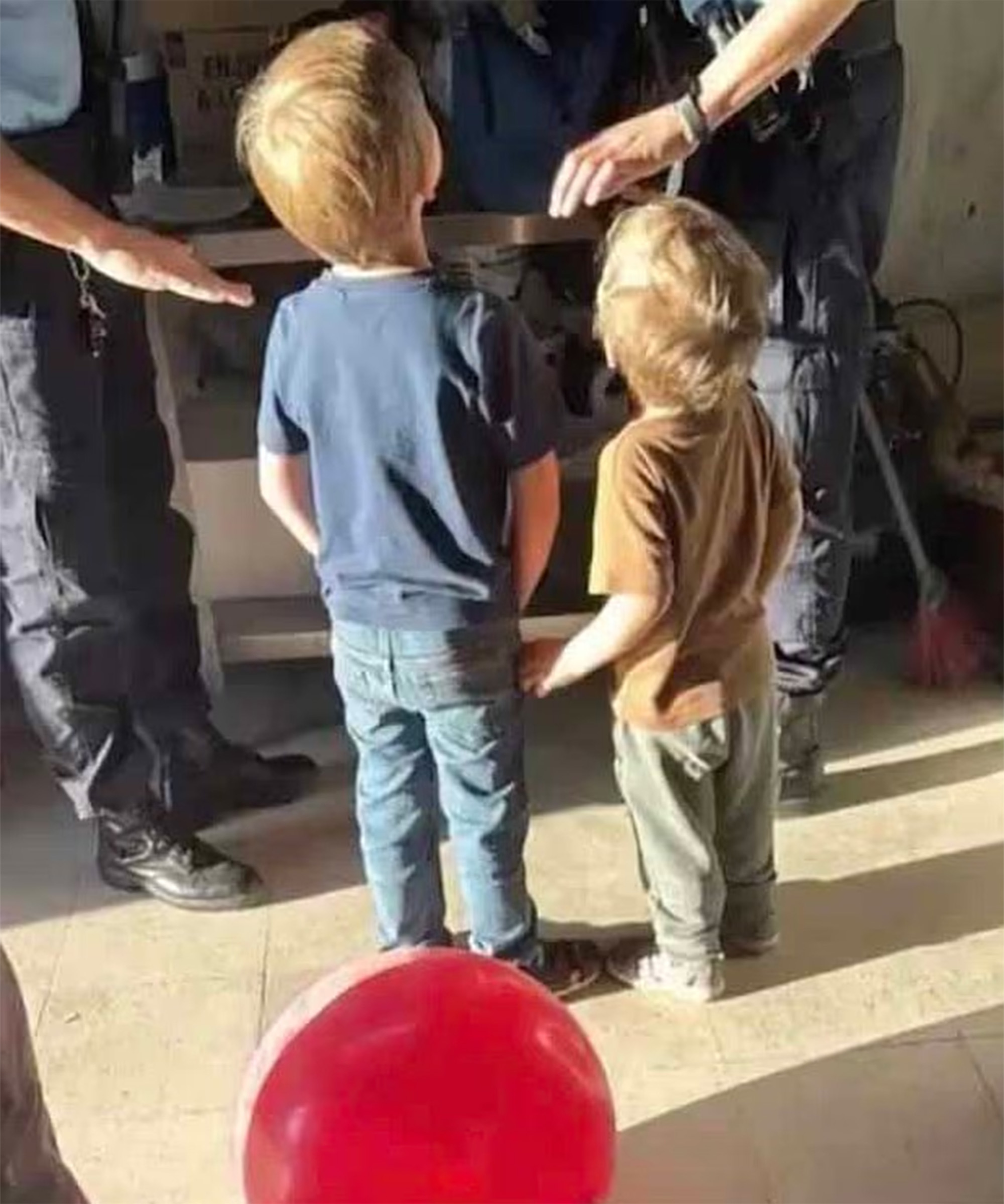 Sudbina mališana koje je majka ostavila u šumi u Portugalu i dalje neizvesna: Otac ne može da ih uzme?