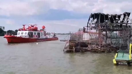 Akcija broda Vatrogasac na Makišu izgoreo splav požar Makiš brod Vatrogasac