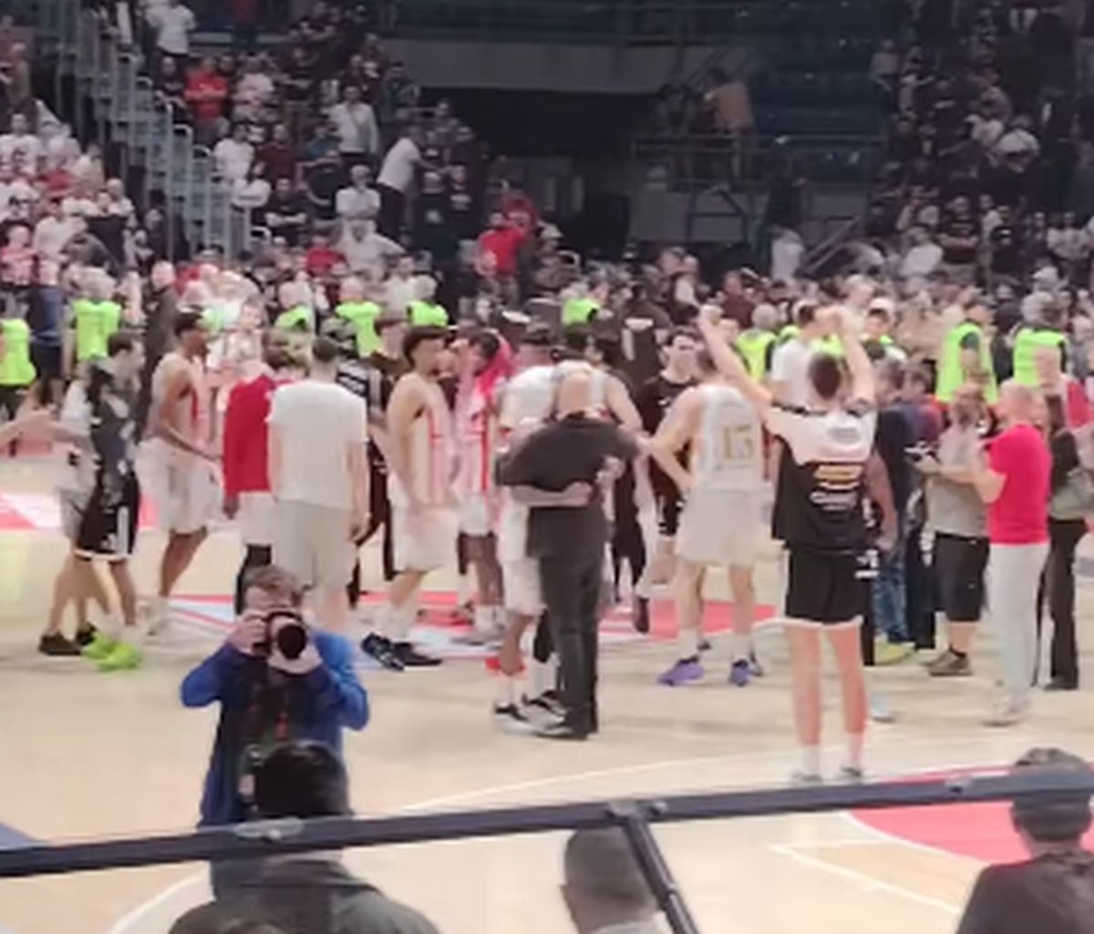 Šmekerski potez trenera Partizana, gest za pamćenje Penjaroje, tešio igrače Zvezde posle večitog derbija