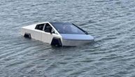 Poslušao Ilona Maska i uleteo Cybertruck pikapom u jezero: Policija ga odmah uhapsila