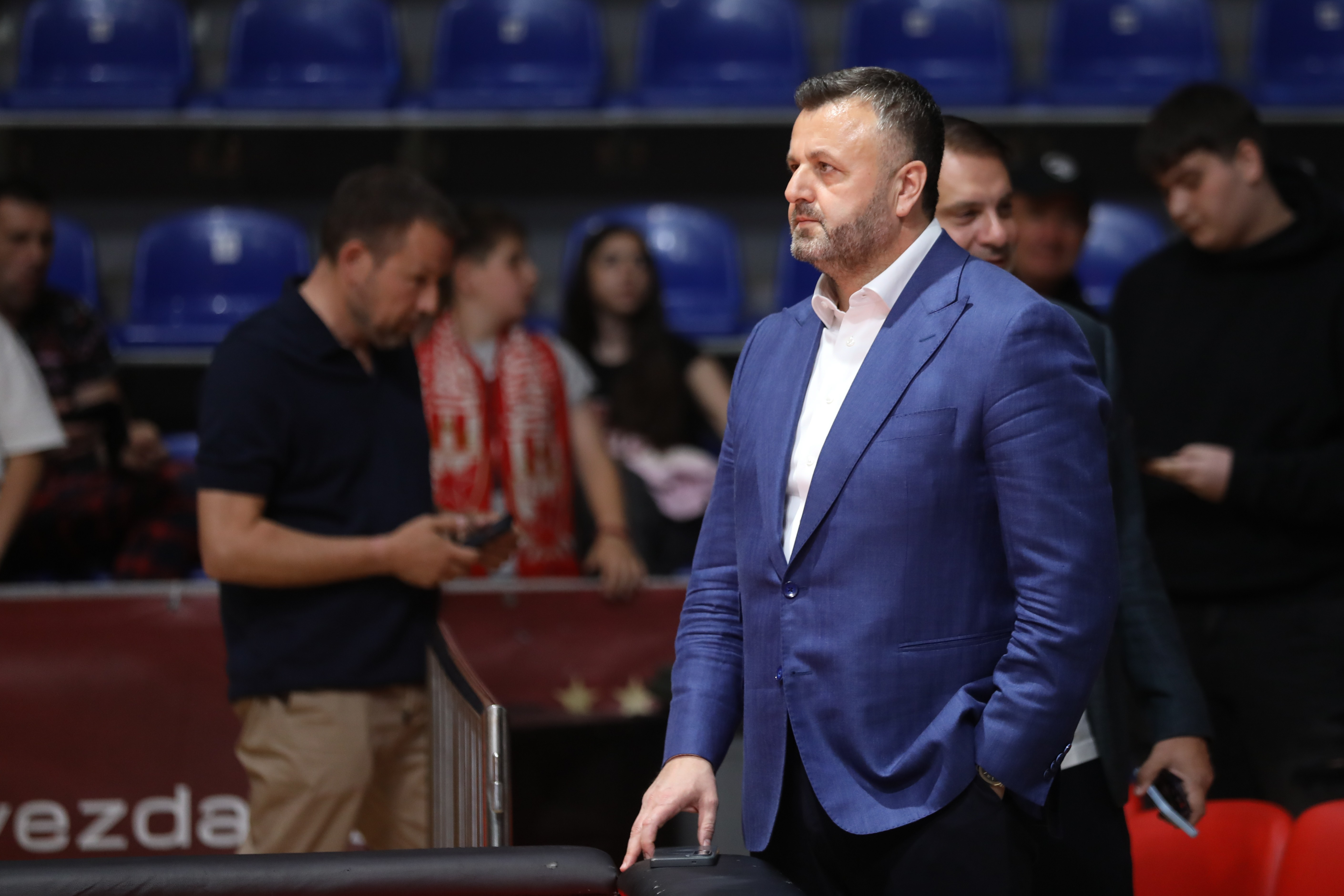 Navijači skandirali "uprava napolje", Željko Drčelić napustio Pionir: Predsednik Zvezde otišao sa derbija