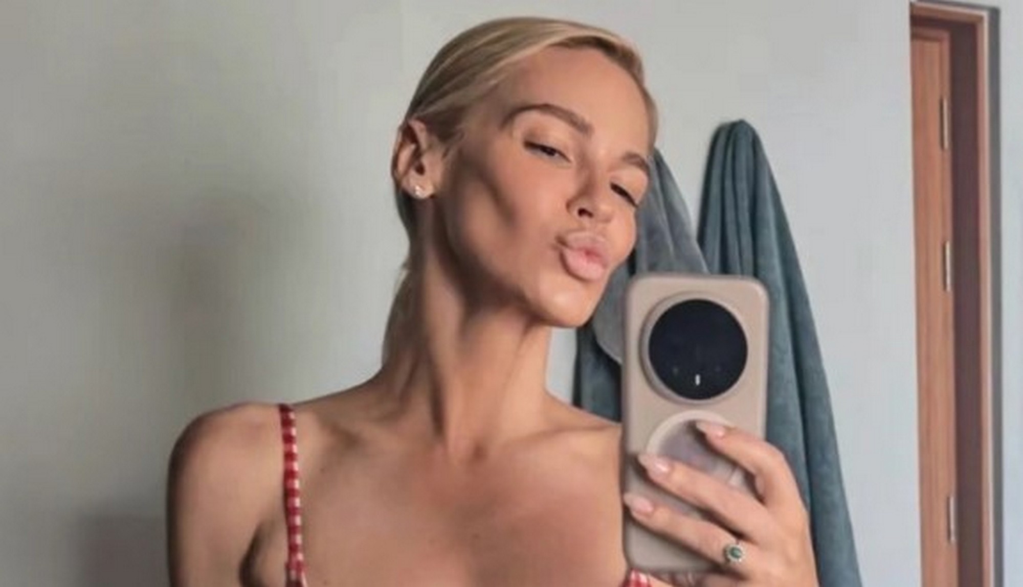 U 5. deceniji grmi u bikiniju: Nata opalila selfi, muškarcima pomutila um izvajanom figurom, a svi gledaju OVO