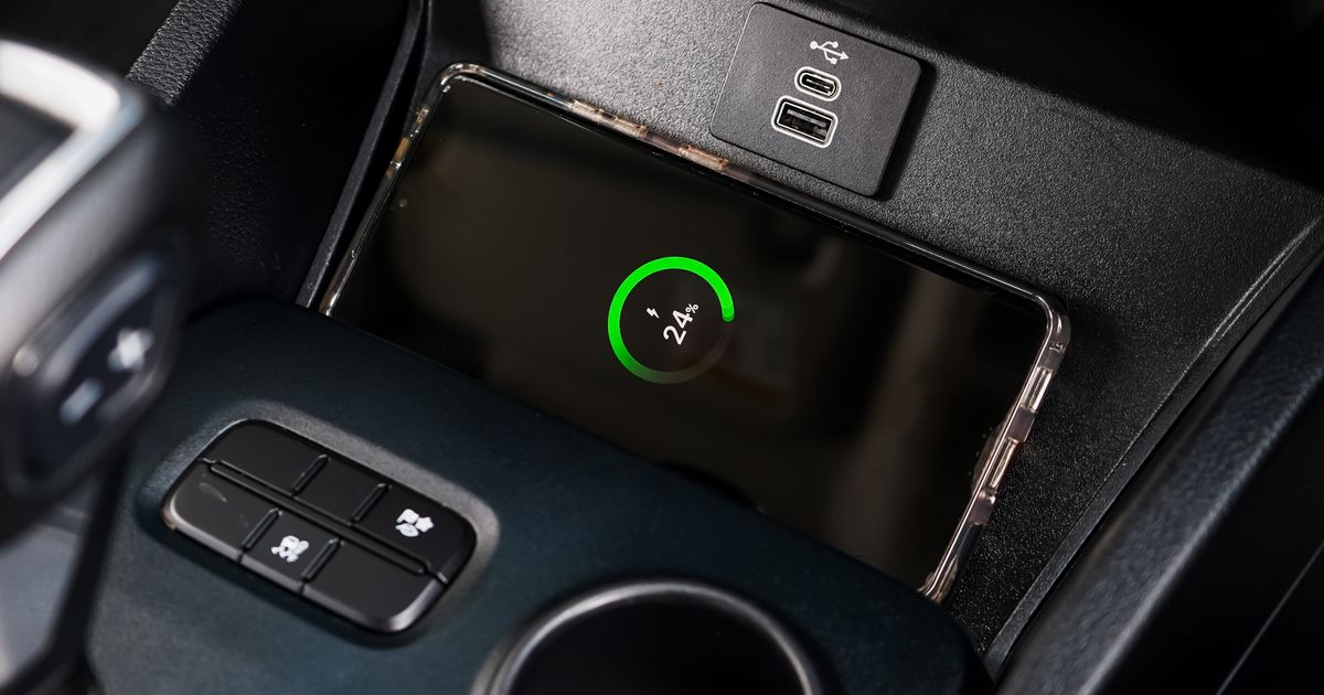 Zašto odmah treba da prestanete sa bežičnim punjenjem telefona u automobilu