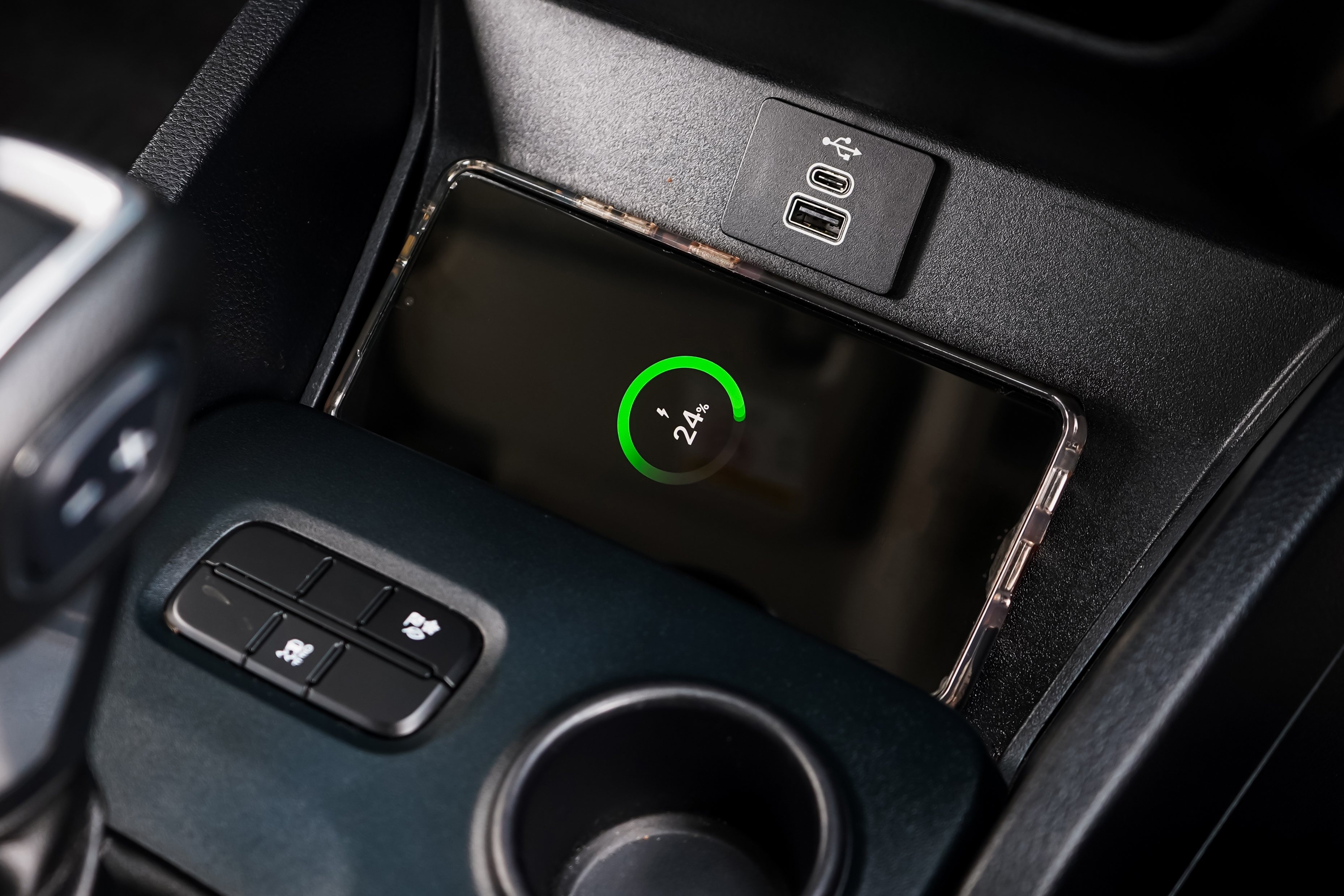 Zašto odmah treba da prestanete sa bežičnim punjenjem telefona u automobilu