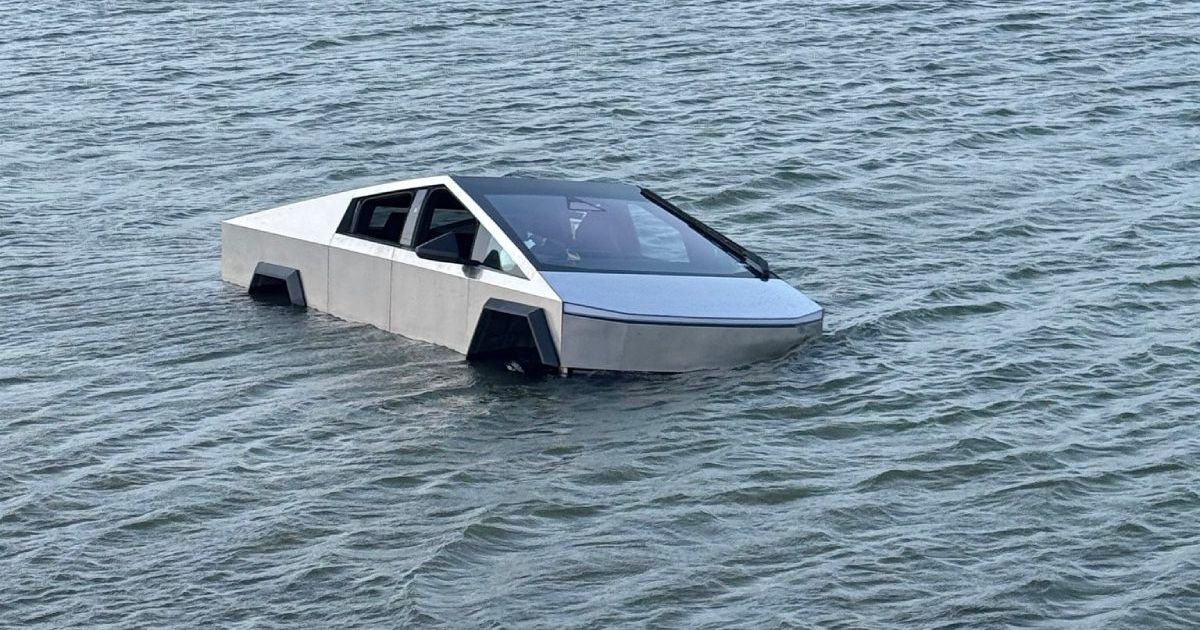 Hteo da isproba specijalnu funkciju Sajbertraka: Ušao u jezero, a onda su stvari krenule po zlu