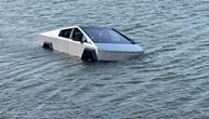 Hteo da isproba specijalnu funkciju Sajbertraka: Ušao u jezero, a onda su stvari krenule po zlu