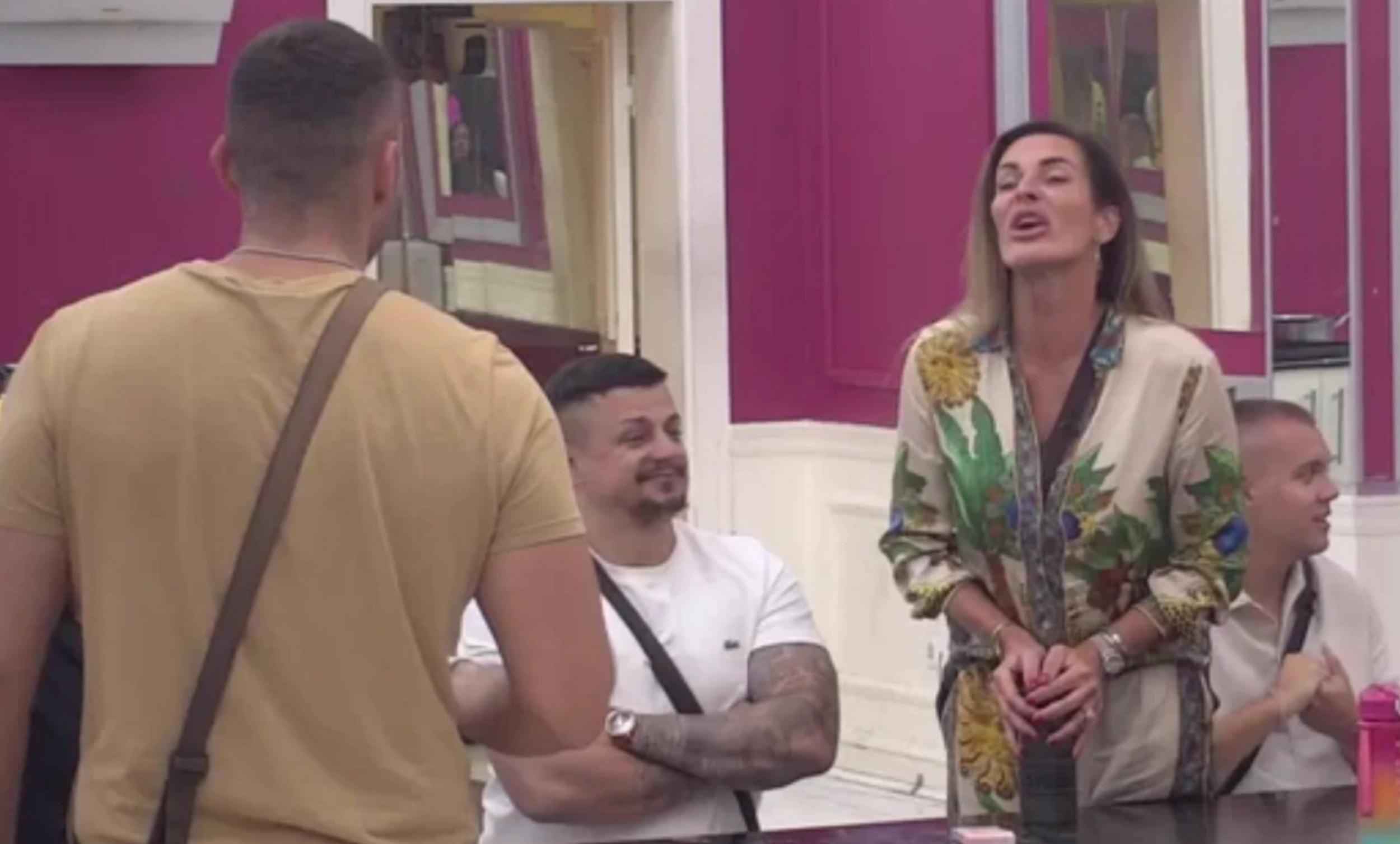 "Gledaj me, da me imaš ne možeš!" Anđelo i Kačavenda ušli u žestok sukob, pljušte uvrede "Žena nije normalna"