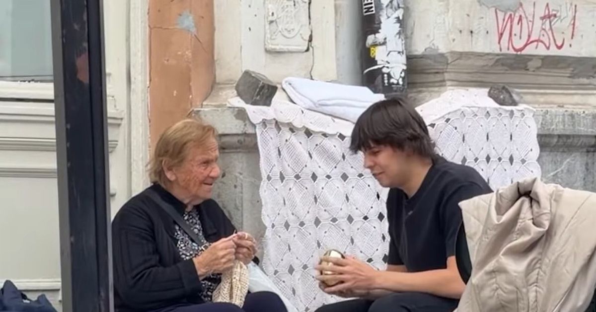 “Daću ti, ali…” Luka je prišao baki koja je sedela na ulici, njen gest je rasplakao Srbiju – Vijesti “Daću ti, ali…” Luka je prišao baki koja je sedela na ulici, njen gest je rasplakao Srbiju – Vijesti