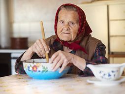 Stara žena kuva