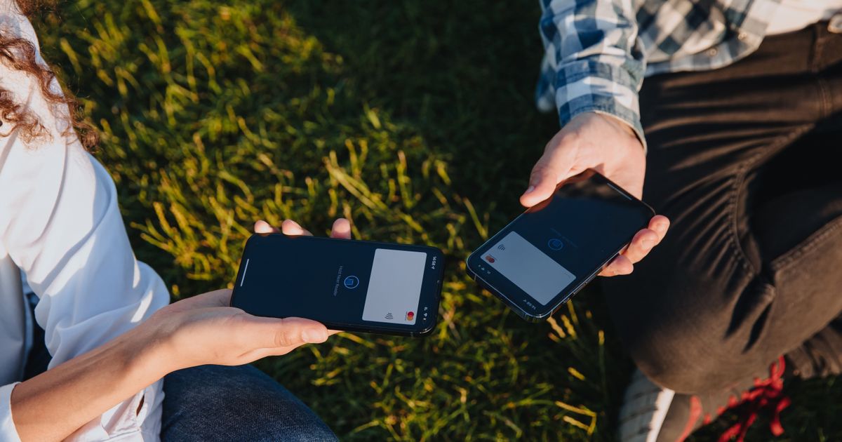 Kako da podelite broj telefona za sekund samo spajanjem dva iPhone-a