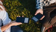 Kako da podelite broj telefona za sekund samo spajanjem dva iPhone-a