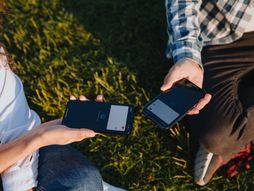 Dva iPhone telefona