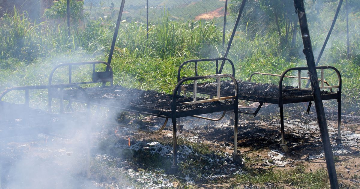 HORROR OVER EBOLA! Angry mob set fire to part of hospital in the epicenter of the epidemic, PEOPLE DON'T BELIEVE THE VIRUS EXISTS!
