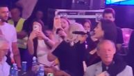 Kakav snimak! Ceca sišla sa bine, zagrlila oca, pa zapevala svoj čuveni hit: Sve puca od emocija