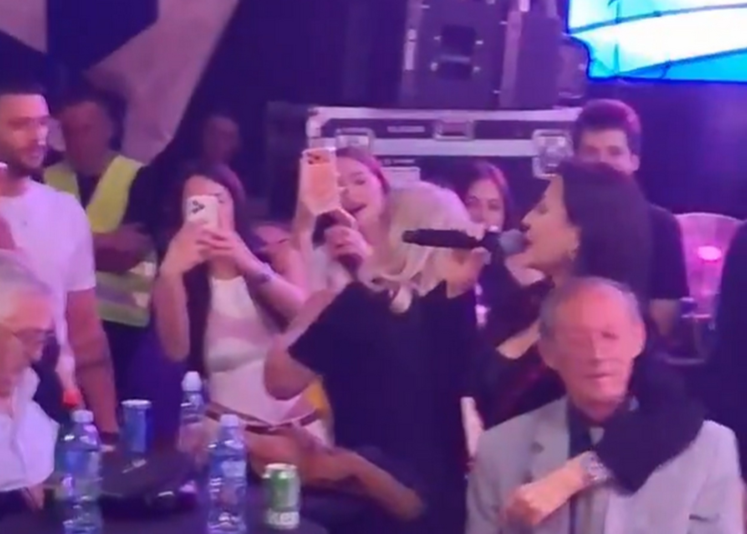 Kakav snimak! Ceca sišla sa bine, zagrlila oca, pa zapevala svoj čuveni hit: Sve puca od emocija
