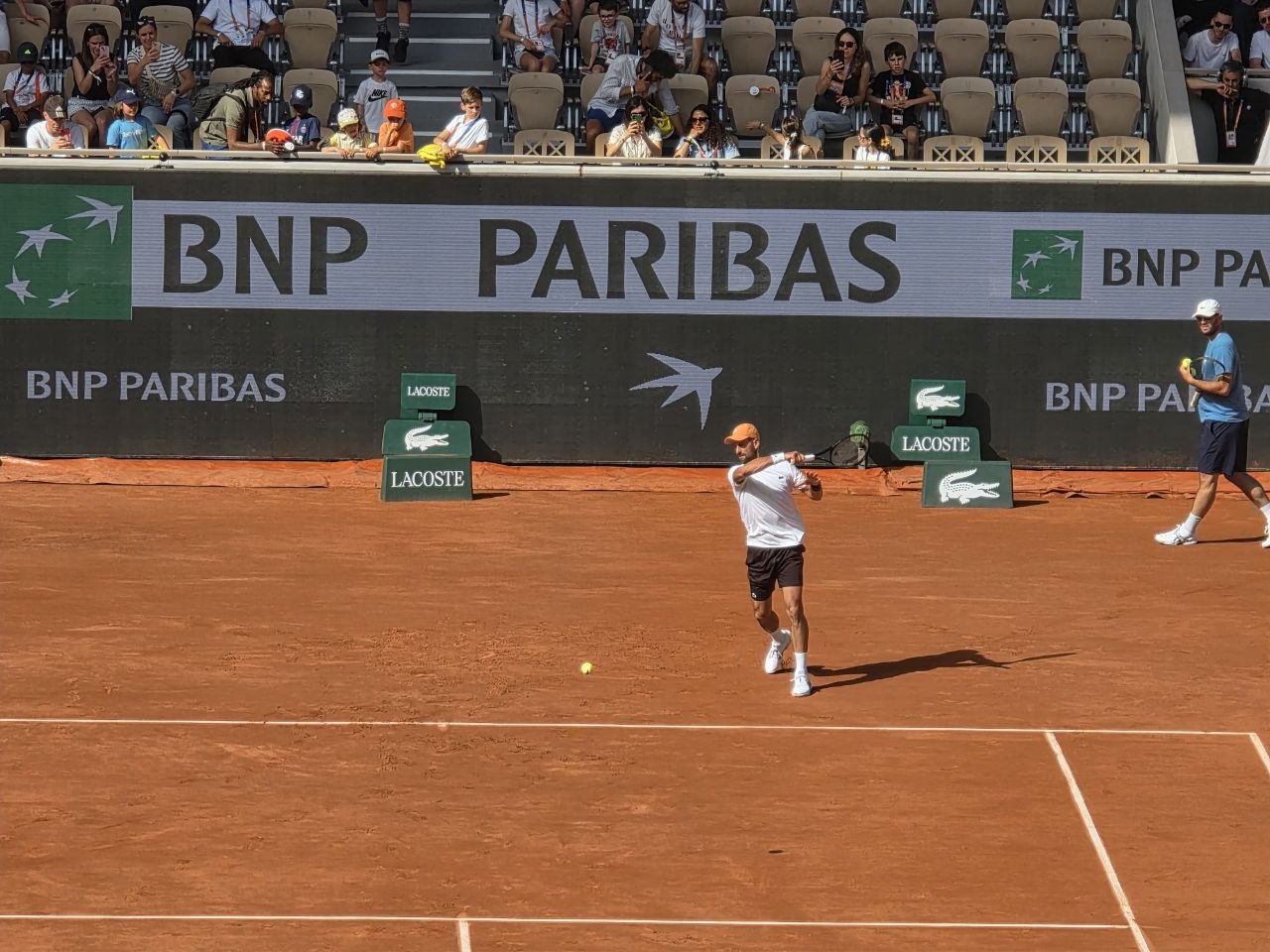 Novak trenirao na RG sa srpskim teniserom, Hamad i Đoković se pred brojnom publikom spremaju za start turnira