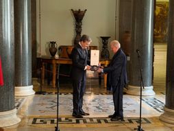 Nikola Selaković uručio je u Sankt Peterburgu Orden srpske zastave i stepena direktoru Ermitaža Mihailu Borisoviču Piotrovskom