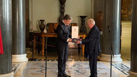 Nikola Selaković uručio je u Sankt Peterburgu Orden srpske zastave i stepena direktoru Ermitaža Mihailu Borisoviču Piotrovskom