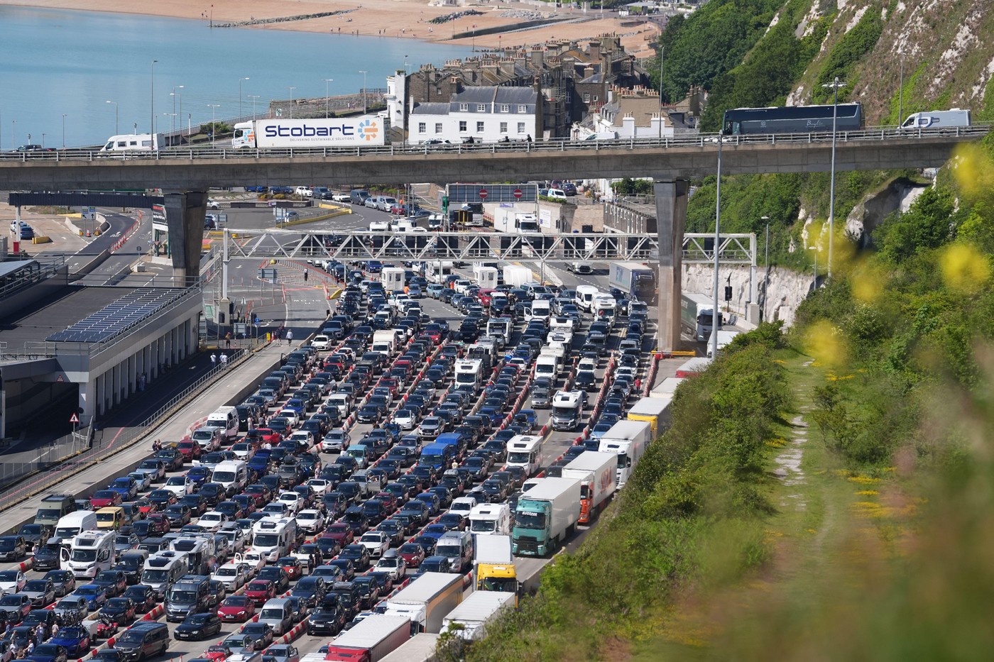 Pakao na granici zbog EES, ljudi čekaju i po četiri sata! Hiljade automobila zaglavljeno kod Dovera