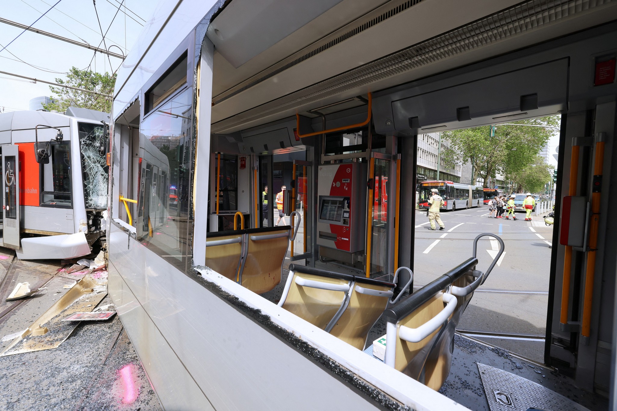Stravične scene u Dizeldorfu! Došlo do čeonog sudara dva tramvaja - povređeno skoro 30 ljudi